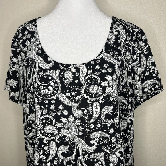 Express Black & White Floral Paisley Short Sleeve Lightweight Keyhole Top Sz L - Picture 2 of 10